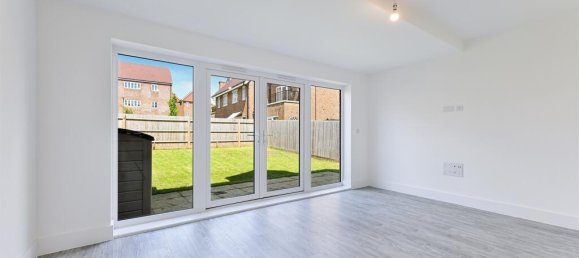 4 bedrooms House in Tadworth, United Kingdom No. 9673 8