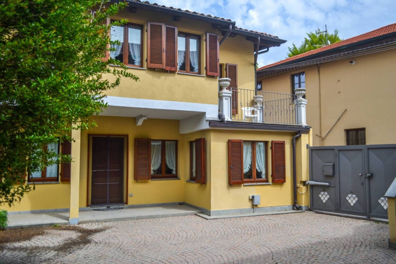 4 bedrooms Villa in Pecetto Torinese, Italy No. 201075