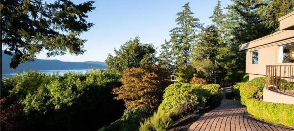 4 bedrooms House in British Columbia, Canada No. 1052 5