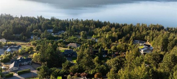 4 bedrooms House in British Columbia, Canada No. 1052 2