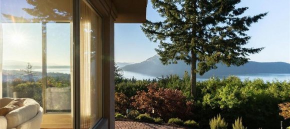 4 bedrooms House in British Columbia, Canada No. 1052 4