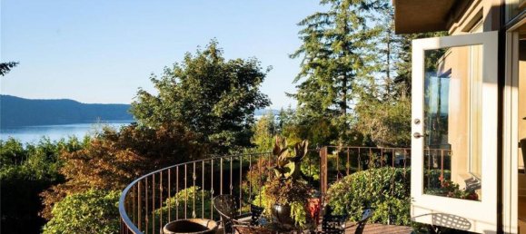 4 bedrooms House in British Columbia, Canada No. 1052 3