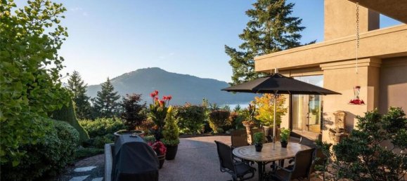 4 bedrooms House in British Columbia, Canada No. 1052 6