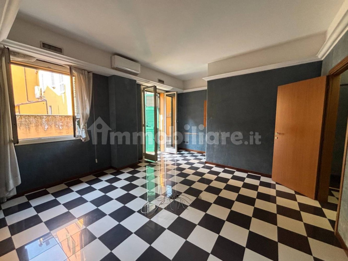 5 rooms Office in Bologna, Italy No. 350344