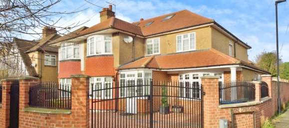 6 bedrooms House in Enfield, United Kingdom No. 11496 17