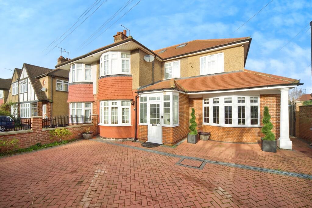 6 bedrooms House in Enfield, United Kingdom No. 11496