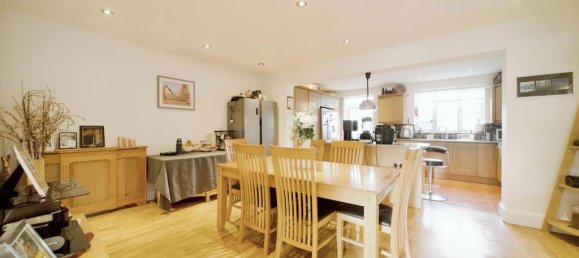 6 bedrooms House in Enfield, United Kingdom No. 11496 2