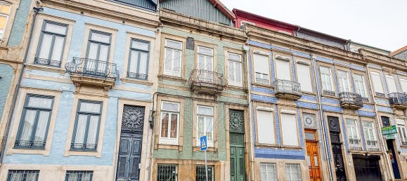 4 bedrooms Villa in Porto, Portugal No. 22934 2