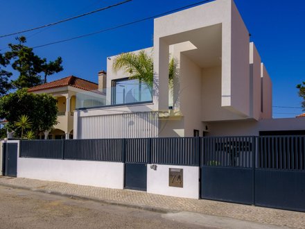 Casa de 3 dormitorios en Almada, Portugal No. 14773