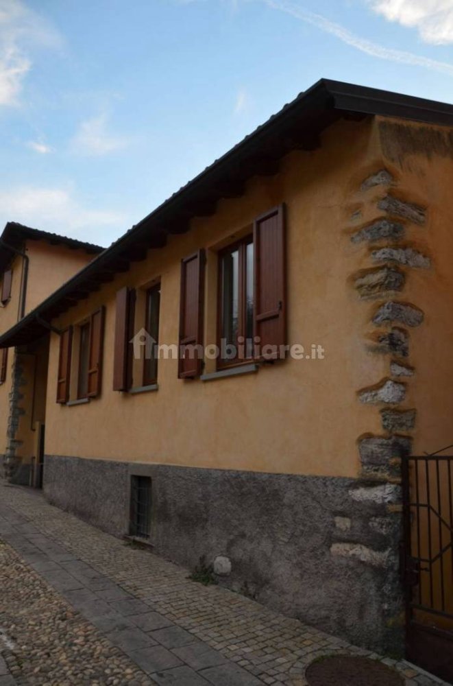 3 غرف نوم شقة في Berzo San Fermo, Italy رقم 166749