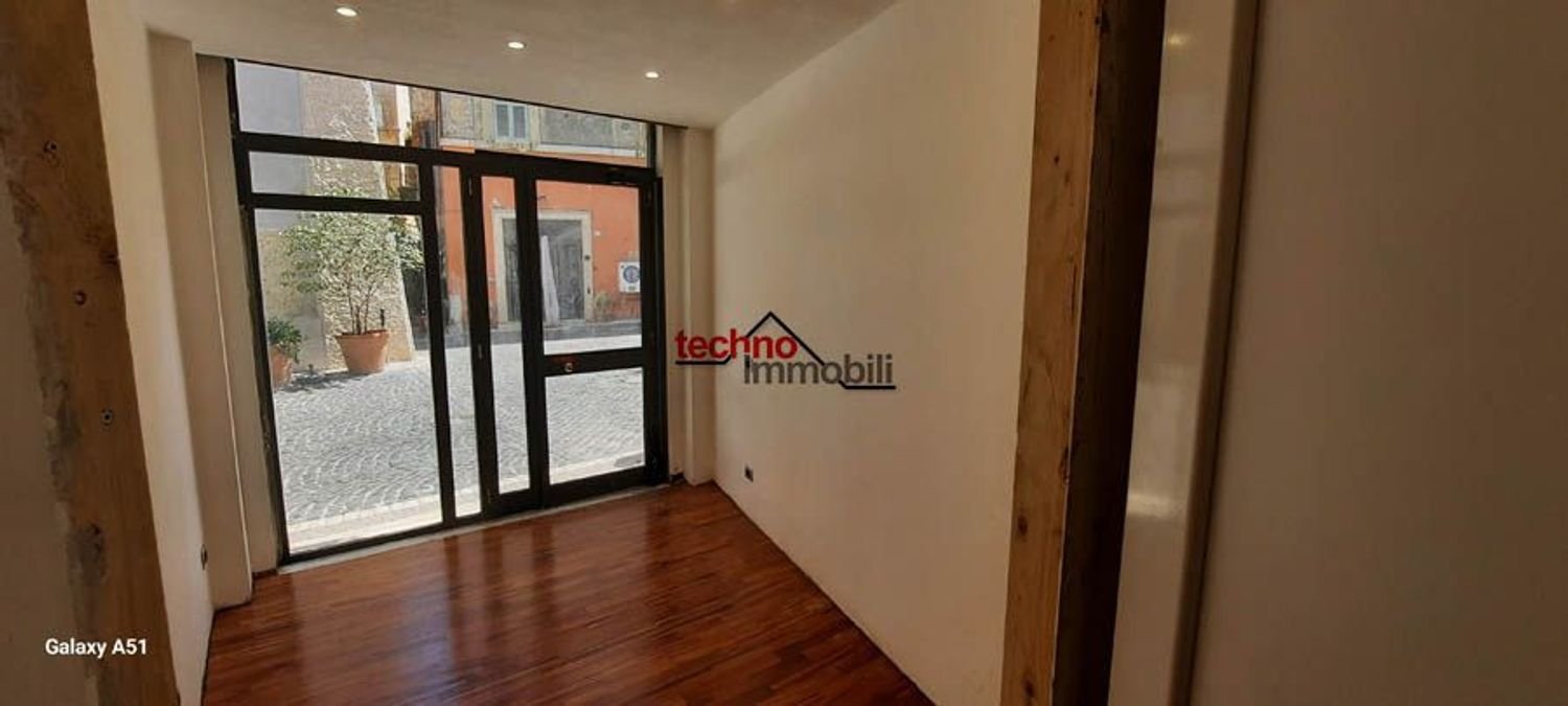  عقار تجاري في Tivoli, Italy 15متر مربع رقم 151810