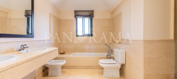 4 bedrooms Penthouse in Benahavis, Spain No. 121982 17