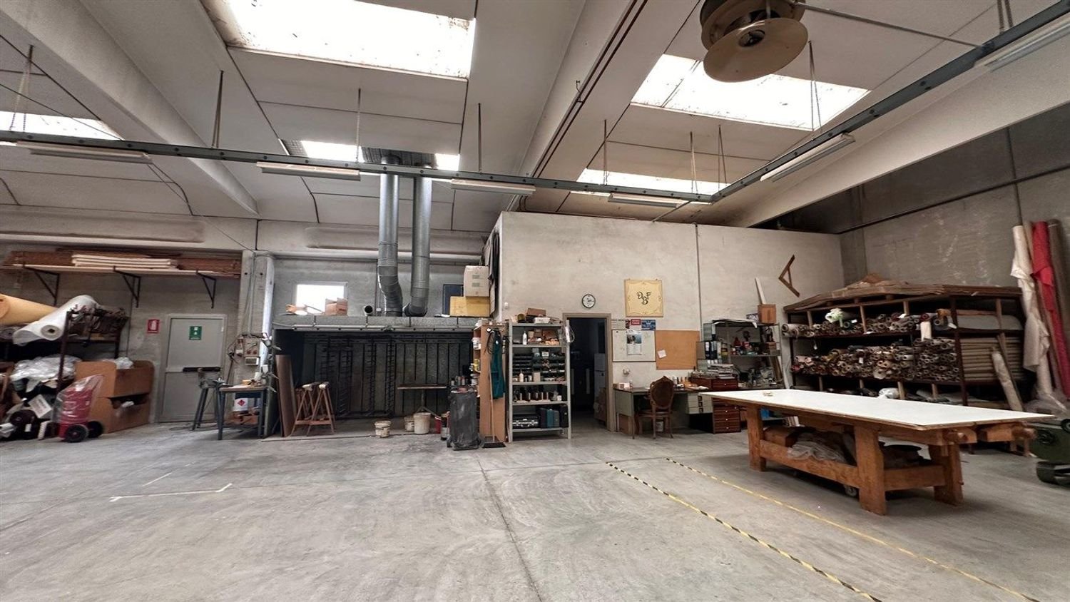 1750m² Warehouse in Como, Italy No. 400335