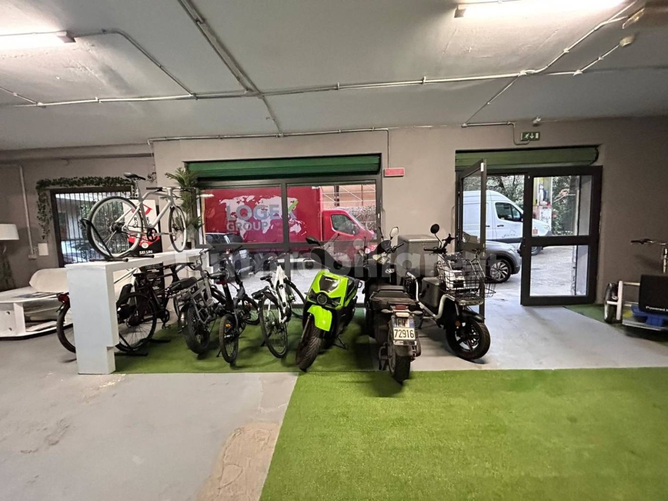 3 rooms Commercial property in Rome, Italy No. 375569