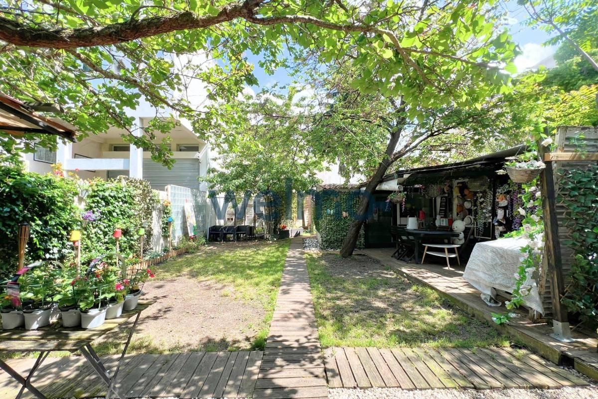 2 bedrooms House in Courbevoie, France No. 296568