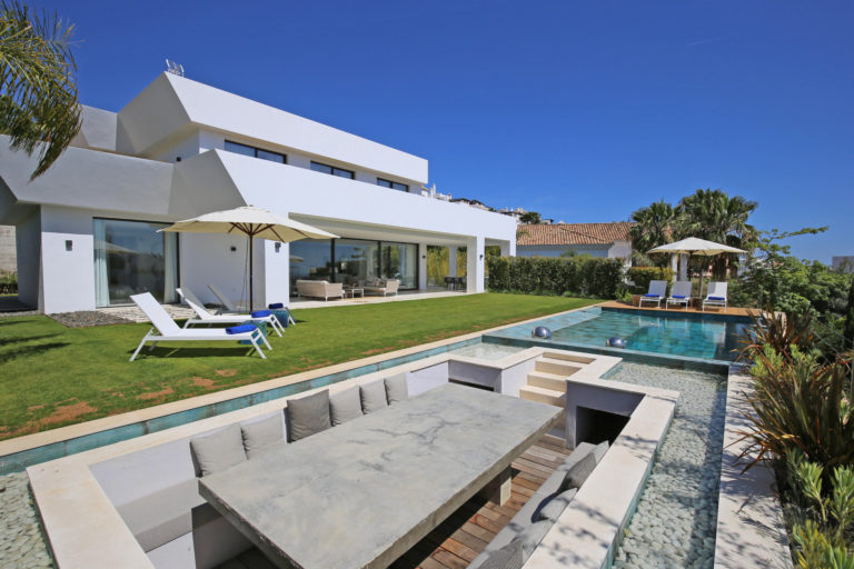 5 bedrooms Villa in Malaga, Spain No. 119441