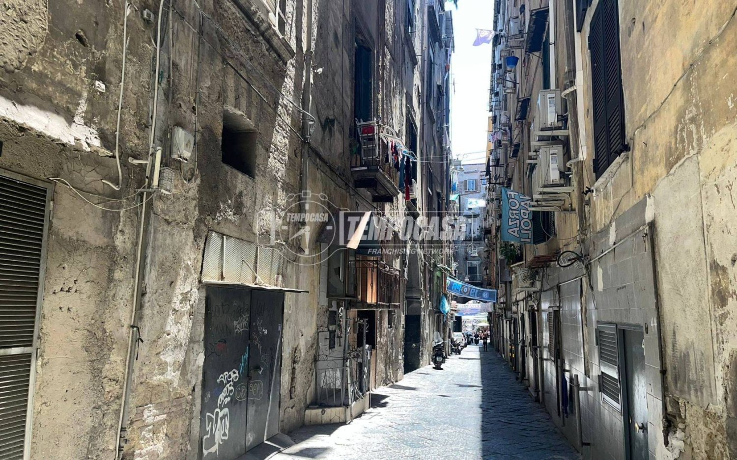2 rooms Commercial property in Naples, Italy No. 264757