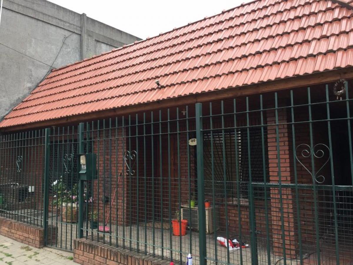 Casa de 4 dormitorios en Lomas de Zamora, Argentina No. 68834