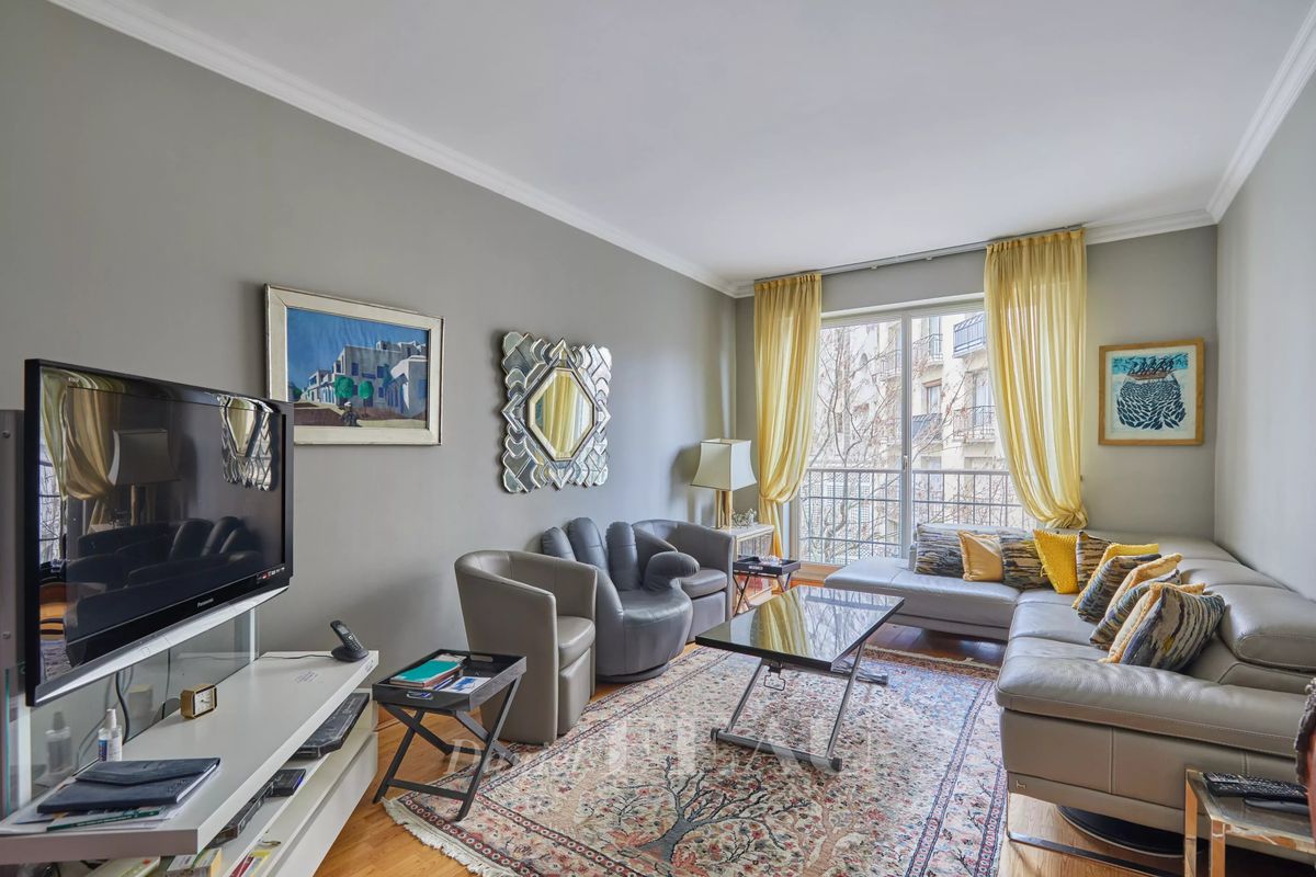 2 bedrooms Apartment in Paris, France No. 185456