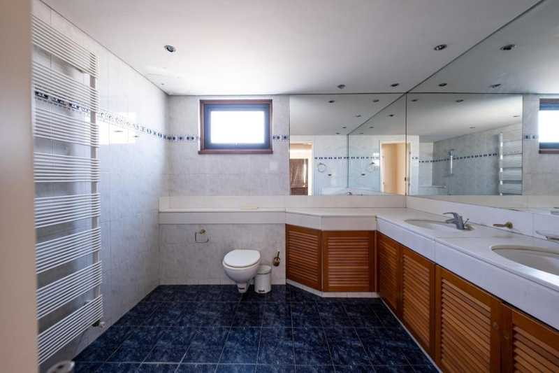 Коммерческая недвижимость с 4 спальнями в Строволос, Кипр № 19640