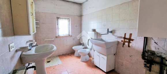 4 bedrooms House in Bagnolo San Vito, Italy No. 113303 11