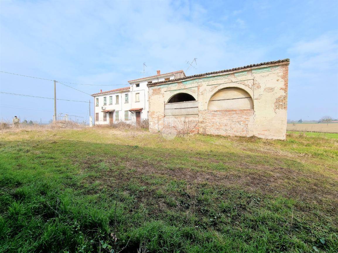 4 bedrooms House in Bagnolo San Vito, Italy No. 113303