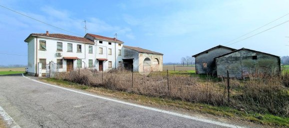 4 bedrooms House in Bagnolo San Vito, Italy No. 113303 3