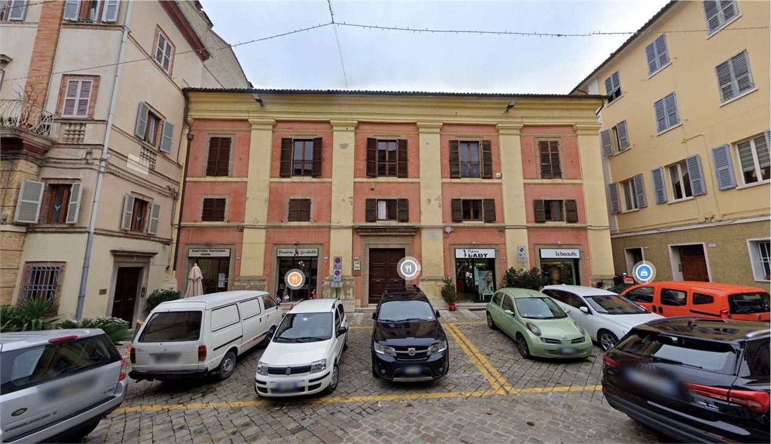 150m² Office in Macerata, Italy No. 314564
