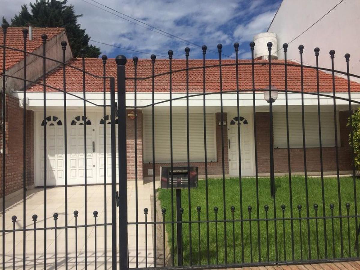 3 bedrooms House in Mar del Plata, Argentina No. 73694