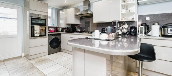 3 bedrooms House in London, United Kingdom No. 11395 3