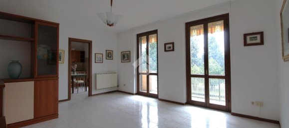 3 rooms Apartment in Veduggio con Colzano, Italy No. 31561 4
