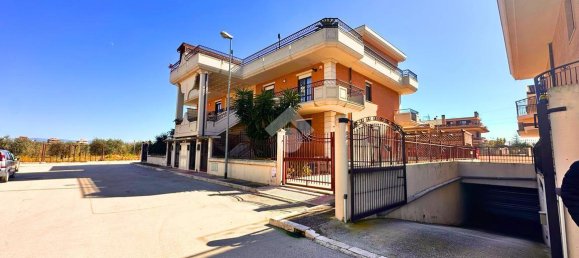 5-salle Appartement à San Severo, Italy No. 11654 2