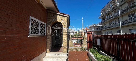 Квартира с 4 комнатами в Рим, Италия № 32109 24