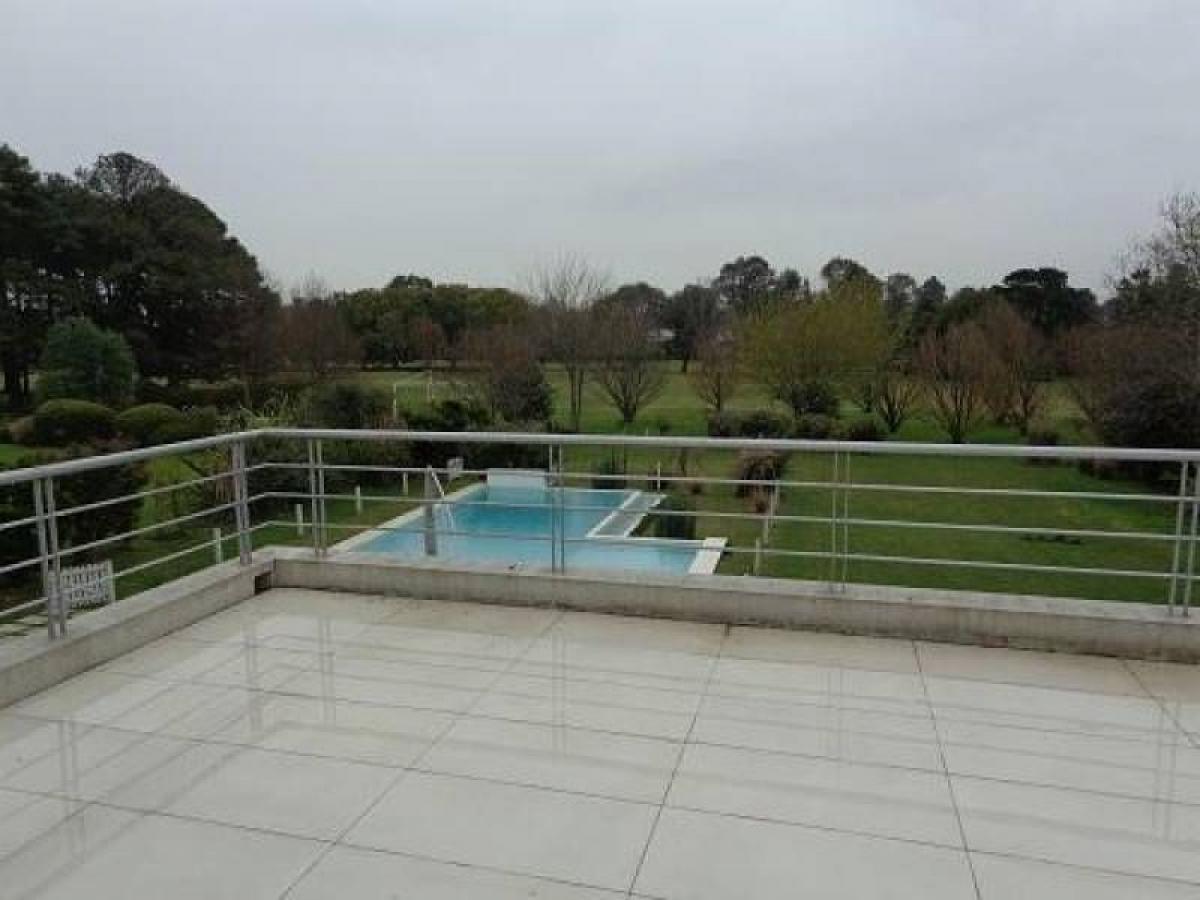 Casa de 5 dormitorios en Pilar, Argentina No. 15983