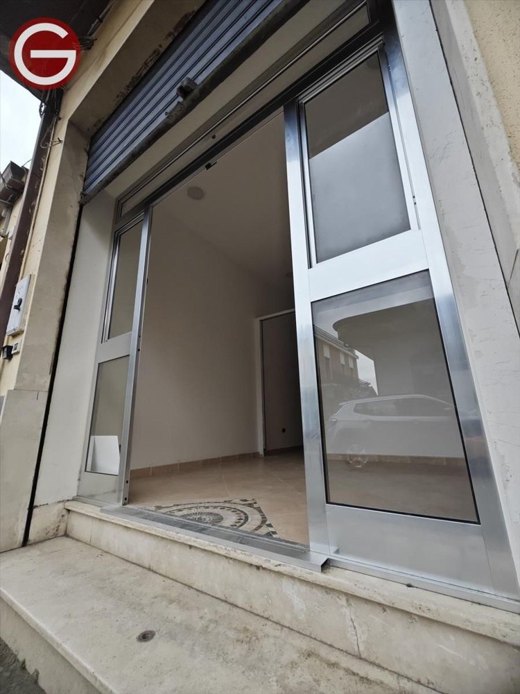 60m² Commercial property in Gioia Tauro, Italy No. 85302