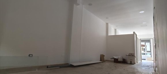 60m² Commercial property in Gioia Tauro, Italy No. 85302 11