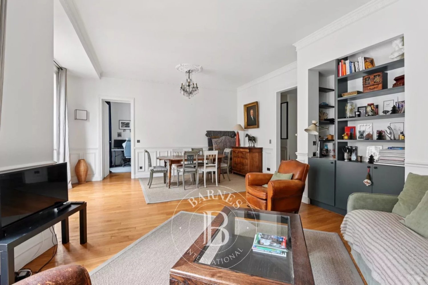 2 bedrooms Apartment in Paris, France No. 348876