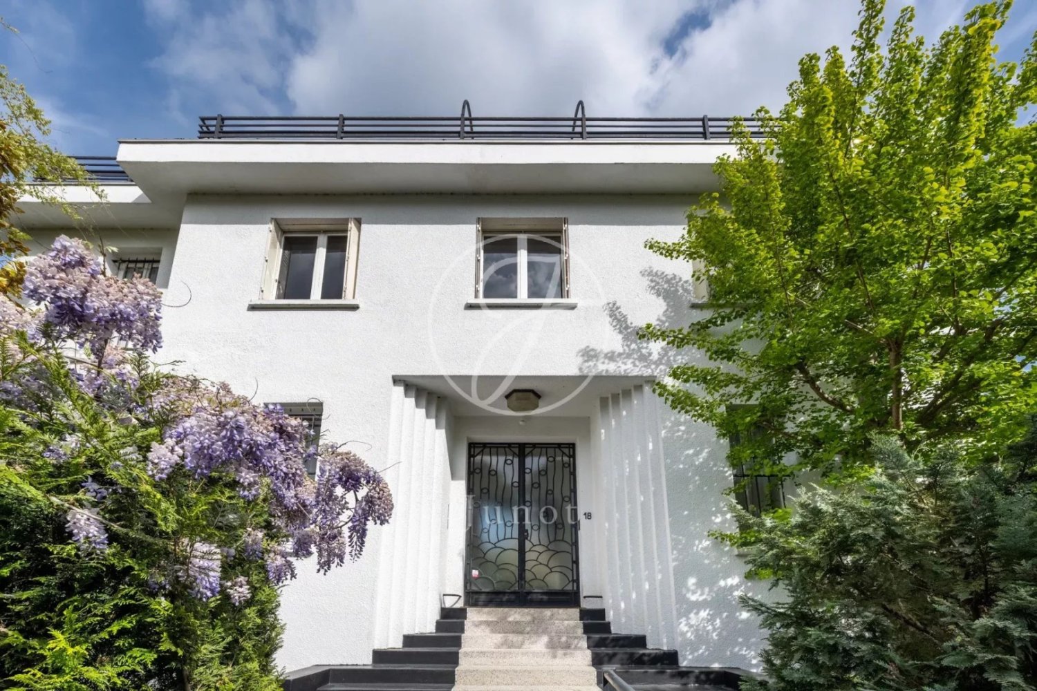 5 bedrooms Villa in Suresnes, France No. 347975