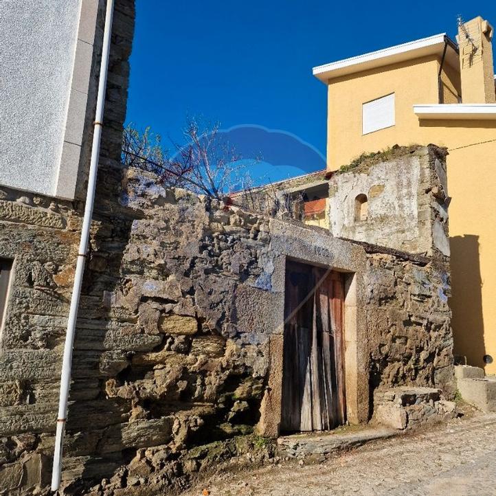 Casa de 2 dormitorios en Peso da Regua, Portugal No. 186010