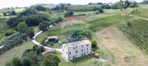 4 bedrooms House in Cupramontana, Italy No. 318885 3