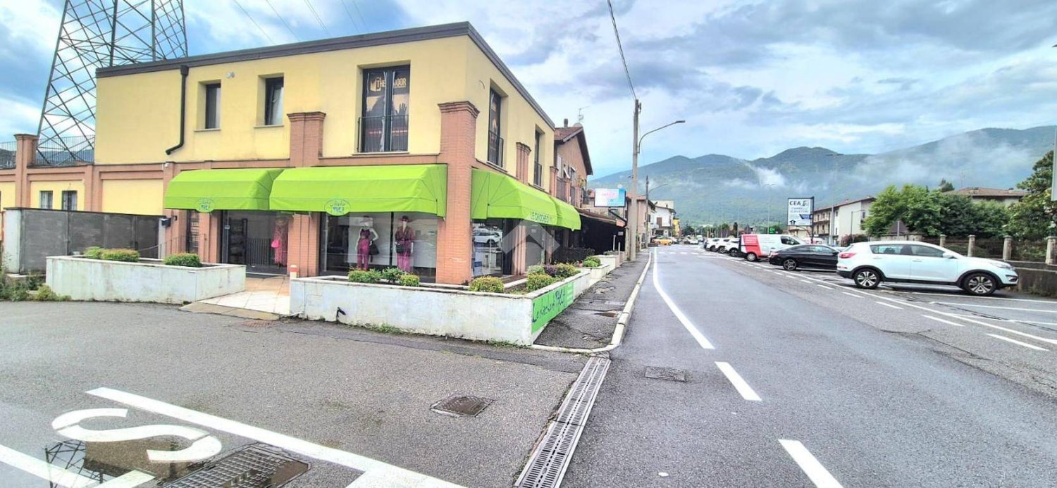 260m² Commercial property in Concesio, Italy No. 143275