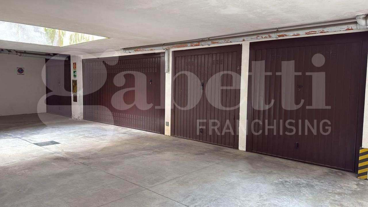 Garagem em Monza, Italy 18 m² N.º 39279