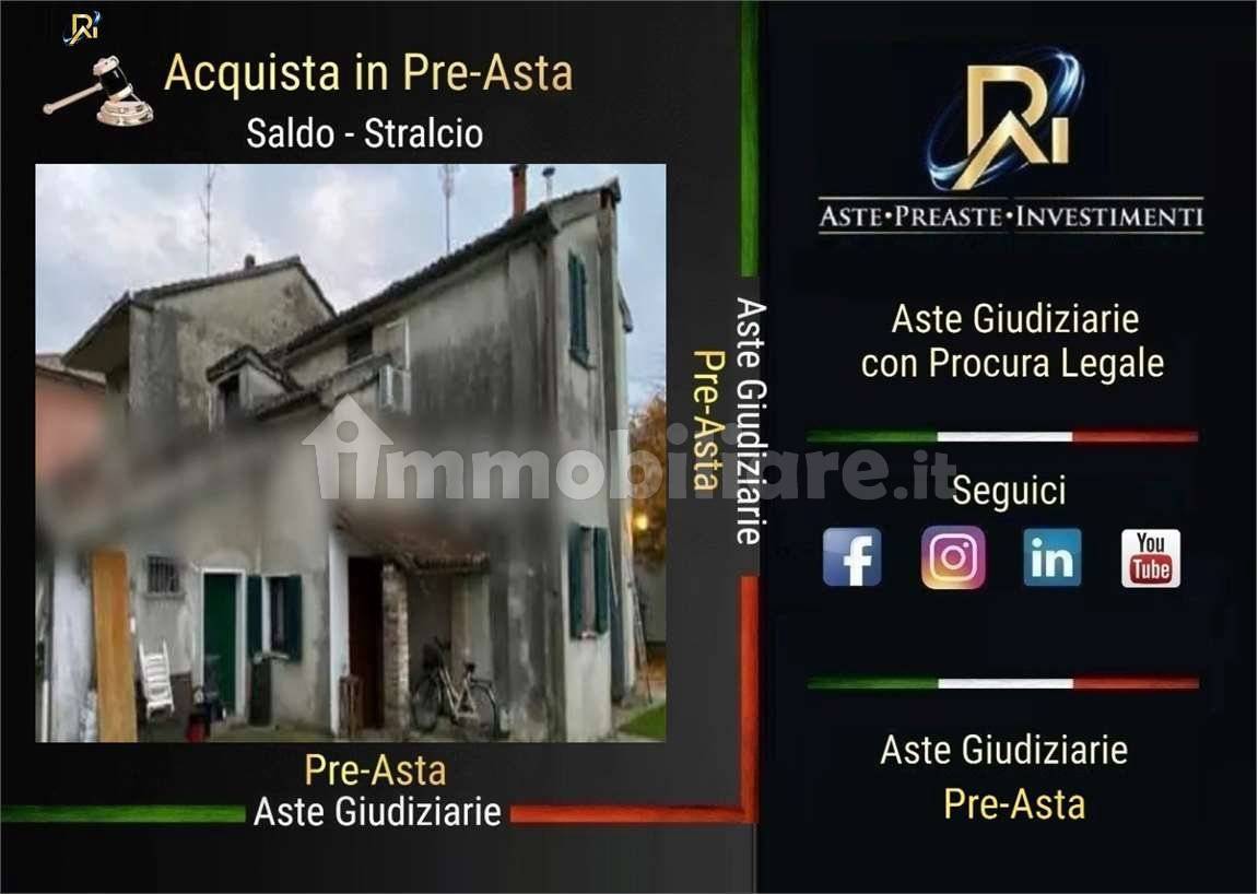 4 rooms House in Bondeno, Italy No. 25138