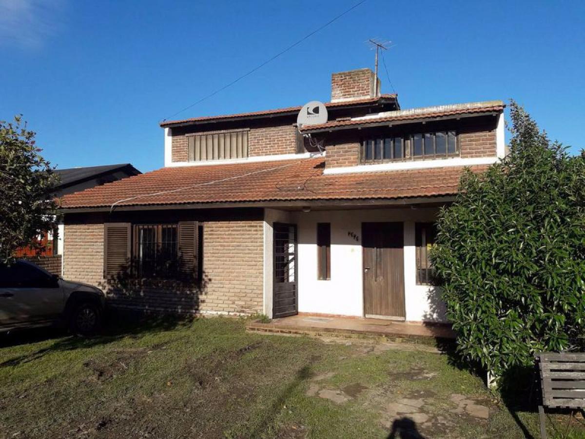 3 bedrooms House in Mar del Plata, Argentina No. 87028