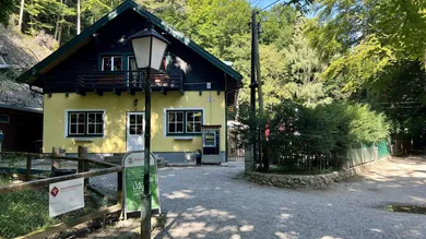 Propiedad comercial de 7 habitaciónes en Baden, Austria No. 223189