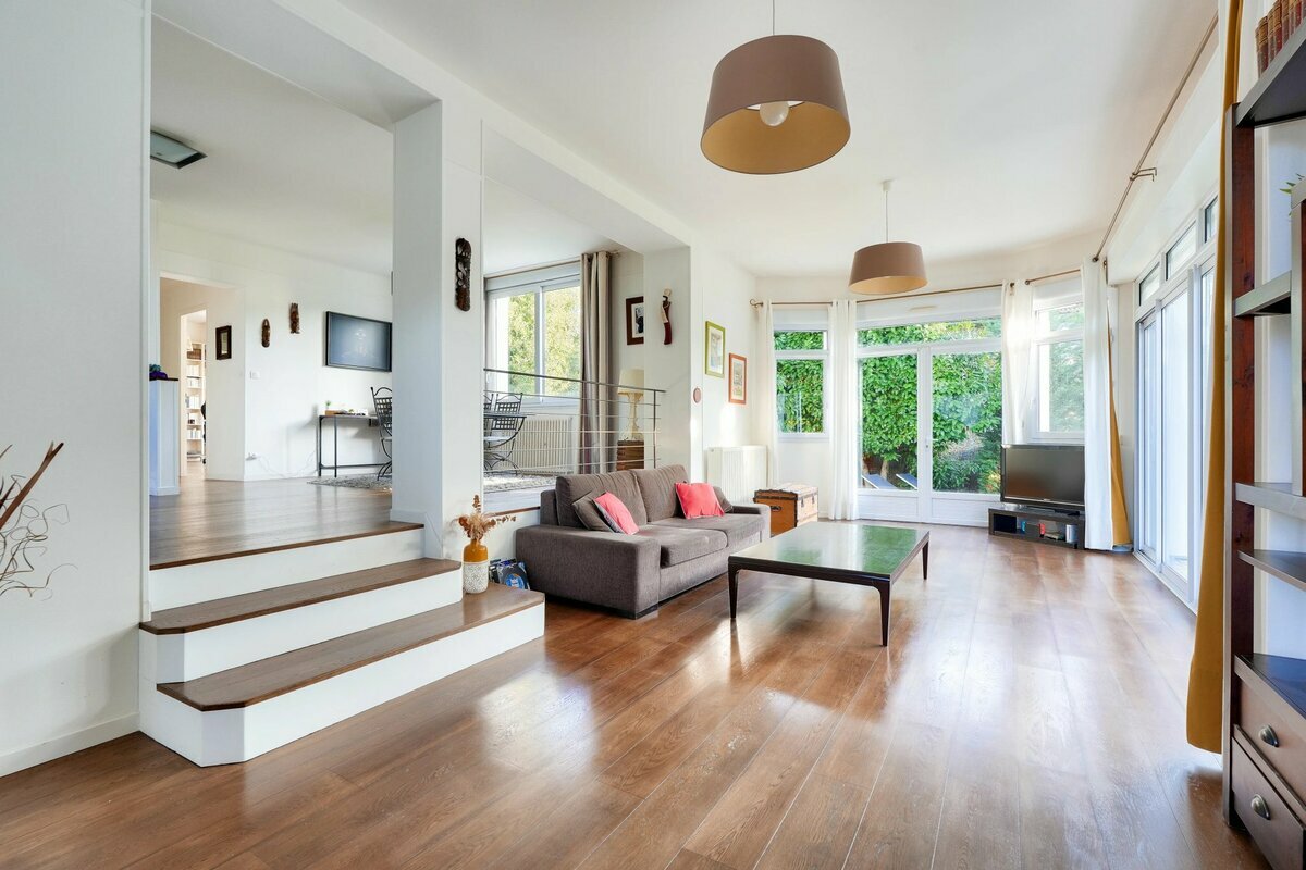 5 bedrooms Castles in Suresnes, France No. 165397