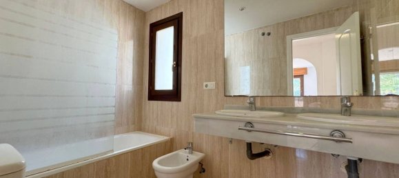 4 bedrooms Villa in La Duquesa, Spain No. 135401 8