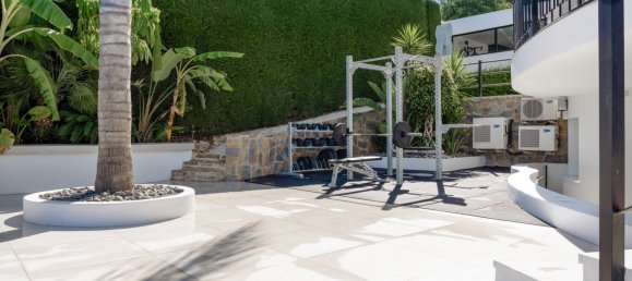 5 bedrooms Villa in La Quinta, Spain No. 4647 8