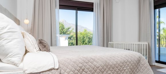 5 bedrooms Villa in La Quinta, Spain No. 4647 2