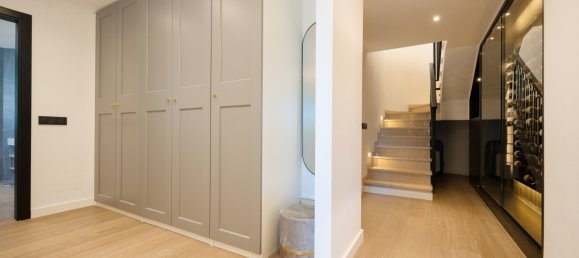 5 bedrooms Villa in La Quinta, Spain No. 4647 20